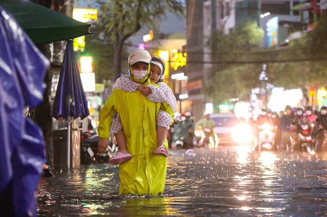 TP.HCM: Mưa lớn kéo dài suốt nhiều giờ gây ngập lụt nghiêm trọng tại các tuyến đường - Ảnh 15.