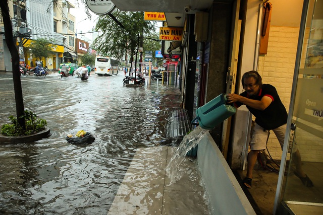 TP.HCM: Mưa lớn kéo dài suốt nhiều giờ gây ngập lụt nghiêm trọng tại các tuyến đường - Ảnh 20.