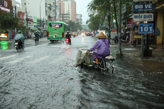 TP.HCM: Mưa lớn kéo dài suốt nhiều giờ gây ngập lụt nghiêm trọng tại các tuyến đường - Ảnh 22.