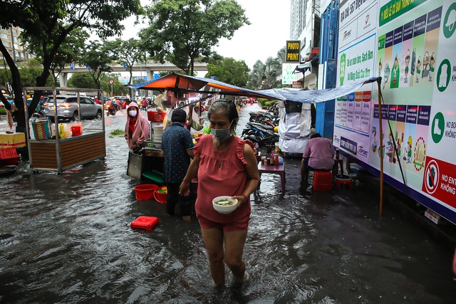 TP.HCM: Mưa lớn kéo dài suốt nhiều giờ gây ngập lụt nghiêm trọng tại các tuyến đường - Ảnh 24.