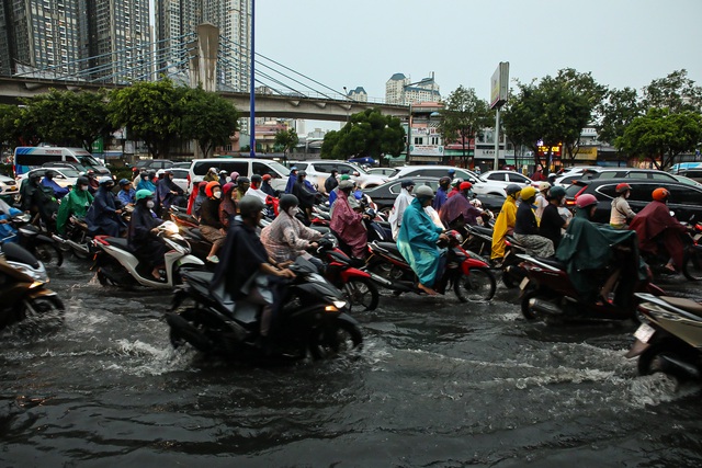 TP.HCM: Mưa lớn kéo dài suốt nhiều giờ gây ngập lụt nghiêm trọng tại các tuyến đường - Ảnh 26.