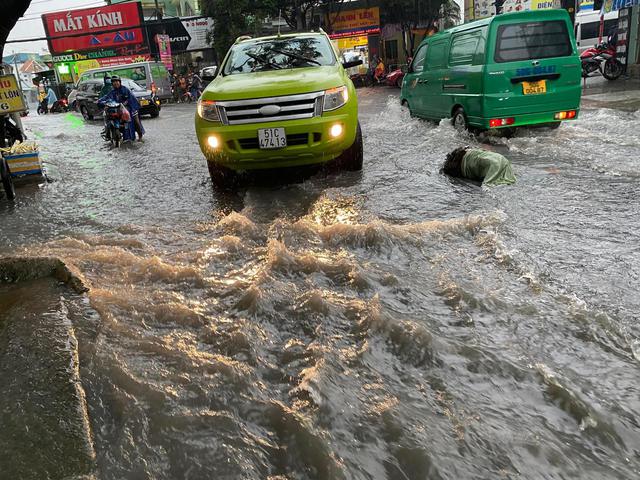 TP.HCM: Mưa lớn kéo dài suốt nhiều giờ gây ngập lụt nghiêm trọng tại các tuyến đường - Ảnh 6.