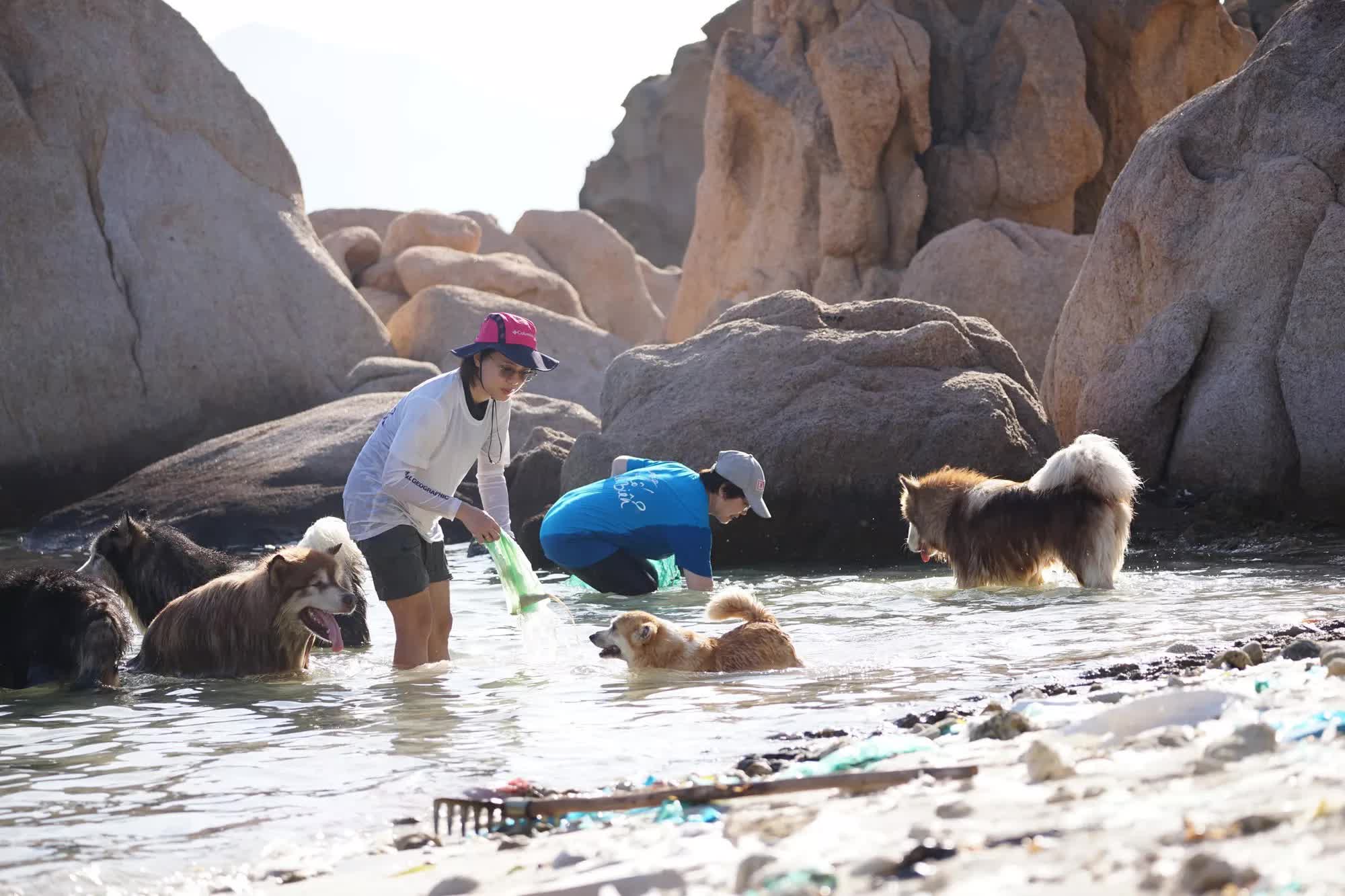 A Hanoi woman and her children left the city to go to the sea to clean up trash and set up a volunteer group to put on new clothes for the sea - Photo 5.