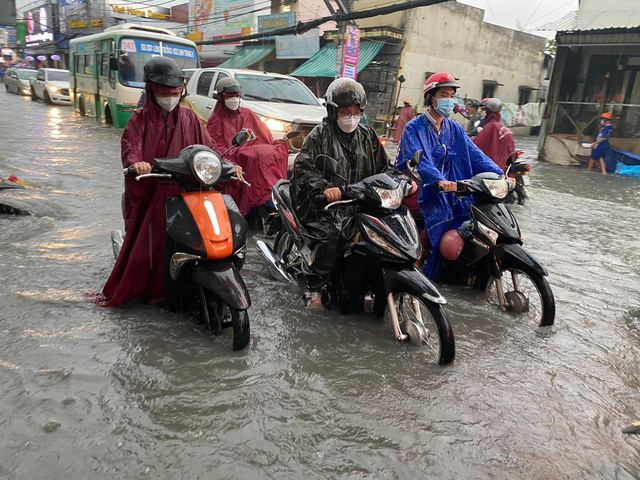 TP.HCM: Mưa lớn kéo dài suốt nhiều giờ gây ngập lụt nghiêm trọng tại các tuyến đường - Ảnh 7.