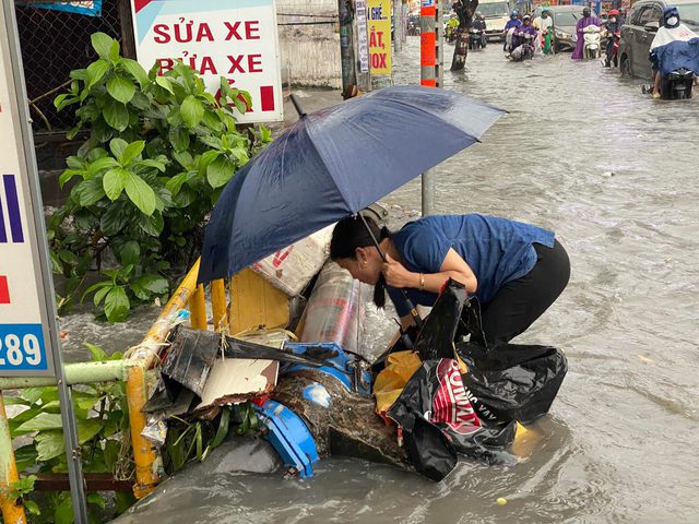 TP.HCM: Mưa lớn kéo dài suốt nhiều giờ gây ngập lụt nghiêm trọng tại các tuyến đường - Ảnh 8.