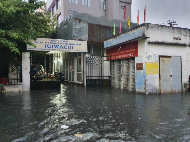 TP.HCM: Mưa lớn kéo dài suốt nhiều giờ gây ngập lụt nghiêm trọng tại các tuyến đường - Ảnh 10.