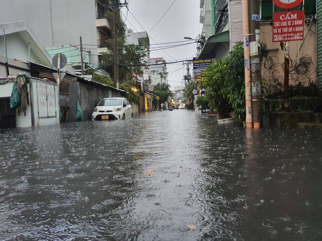 TP.HCM: Mưa lớn kéo dài suốt nhiều giờ gây ngập lụt nghiêm trọng tại các tuyến đường - Ảnh 12.