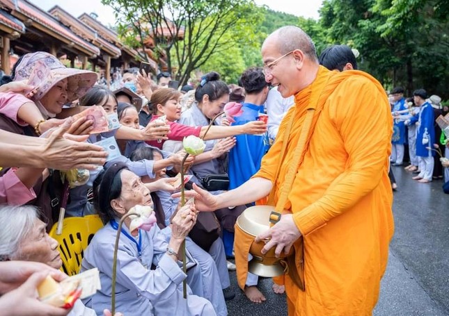 Quảng Ninh yêu cầu chùa Ba Vàng gỡ bỏ clip cúng dường nhận tiền phản cảm - Ảnh 2.