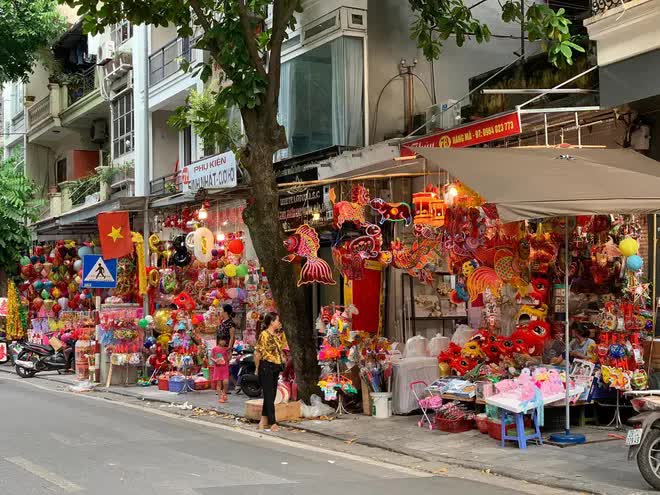 Đồ chơi, đồ trang trí: Bạn đang tìm kiếm những món đồ chơi, đồ trang trí mang tính cách mạng và sáng tạo nhất? Hãy đến với các chợ đêm như Chợ đêm Hàng Đẫy và Chợ đêm Tàu Tựa để tìm kiếm những món đồ độc đáo, sáng tạo và đầy tinh thần dân tộc Việt Nam.