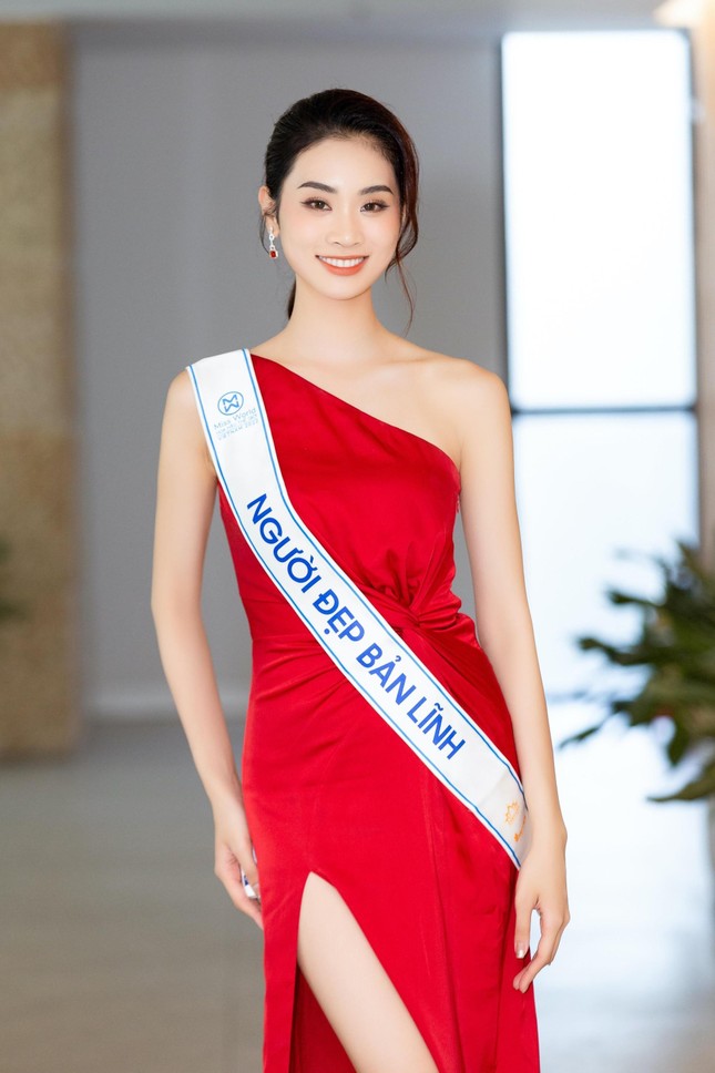 Ngoài Top 3, hai thí sinh còn lại của Top 5 Miss World Vietnam cũng ứng xử nuốt mic và có profile khủng - Ảnh 3.