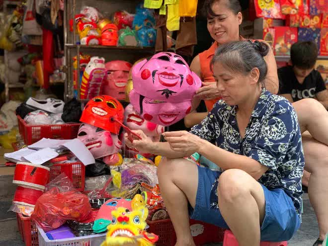 Phố Hàng Mã nhuộm đỏ trước thềm trung thu: Đồ chơi, đồ trang trí cực đa dạng, giá chỉ từ 15.000 VNĐ - Ảnh 8.