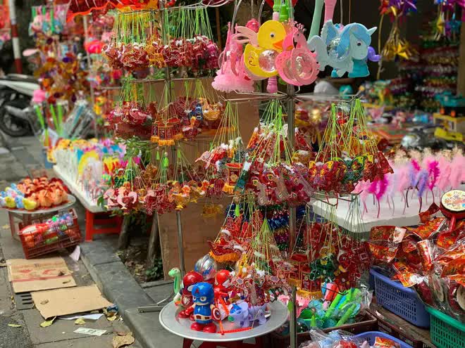 Phố Hàng Mã nhuộm đỏ trước thềm trung thu: Đồ chơi, đồ trang trí cực đa dạng, giá chỉ từ 15.000 VNĐ - Ảnh 12.