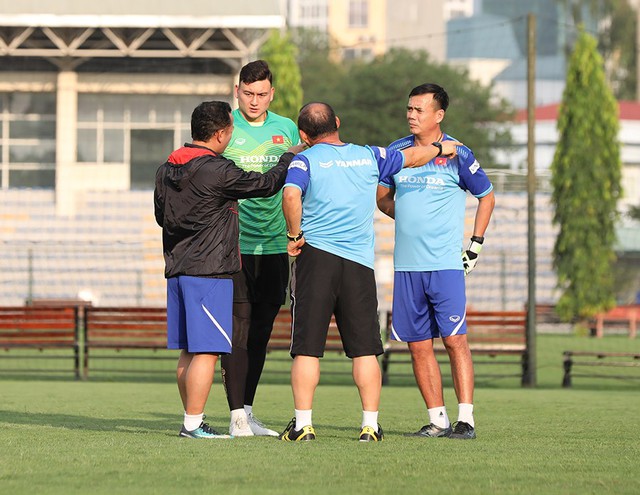 Đưa Văn Lâm về lại Việt Nam, CLB V.League phải chi bao nhiêu tiền cho đội bóng Nhật Bản? - Ảnh 2.