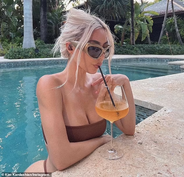 Kim Kardashian tung ảnh cực nóng sau chia tay tình trẻ kém 13 tuổi - Ảnh 3.