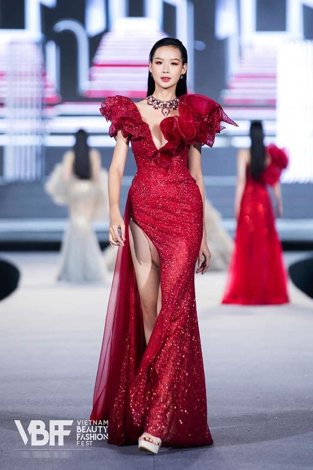 Gu thời trang tôn chân dài nóng bỏng của nàng Á hậu cao nhất showbiz Bảo Ngọc - Ảnh 3.