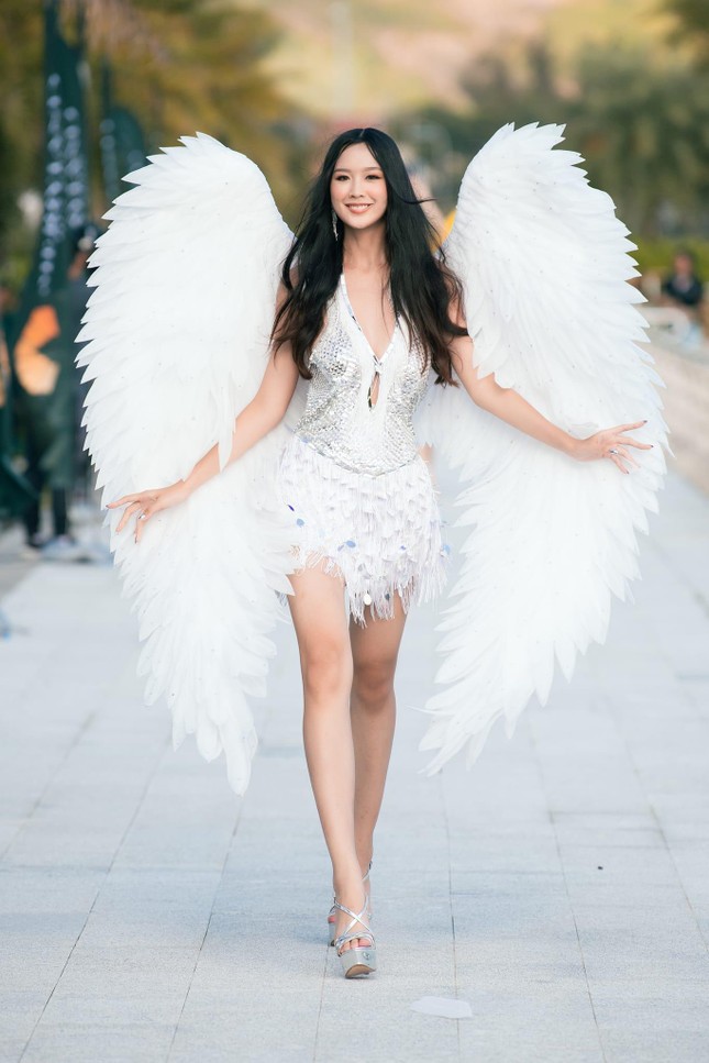 Gu thời trang tôn chân dài nóng bỏng của nàng Á hậu cao nhất showbiz Bảo Ngọc - Ảnh 4.