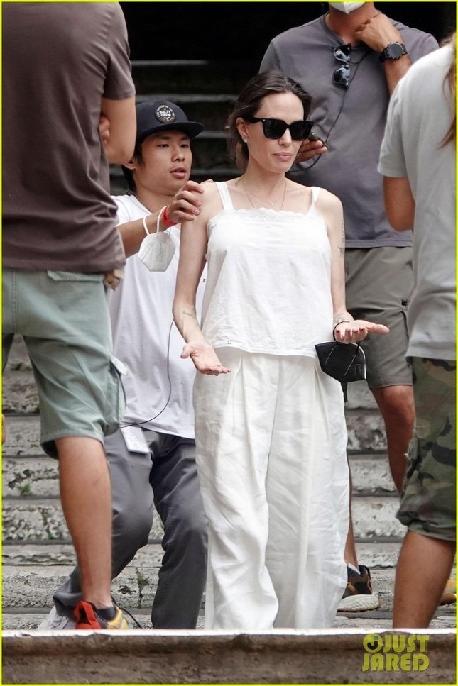Angelina Jolie thuê Maddox và Pax Thiên làm việc cho mình - Ảnh 3.