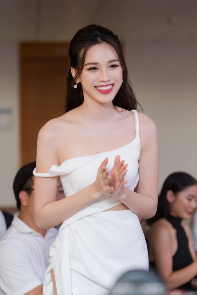 Đỗ Thị Hà diện váy cut-out nóng bỏng, trở về nơi đầu tiên tự học catwalk trước khi đi thi Hoa hậu - Ảnh 4.