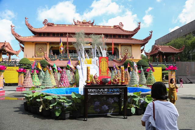 Xúc động lễ cầu siêu đồng bào tử vong và cán bộ, chiến sĩ hy sinh trong đại dịch Covid-19 ở TP.HCM - Ảnh 2.