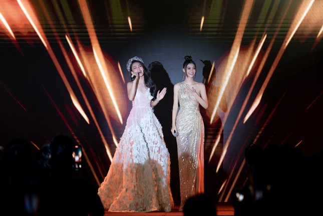 Lần đầu dự sự kiện sau đăng quang, Hoa hậu Mai Phương khoe giọng hát chuyên nghiệp làm fan trầm trồ - Ảnh 2.