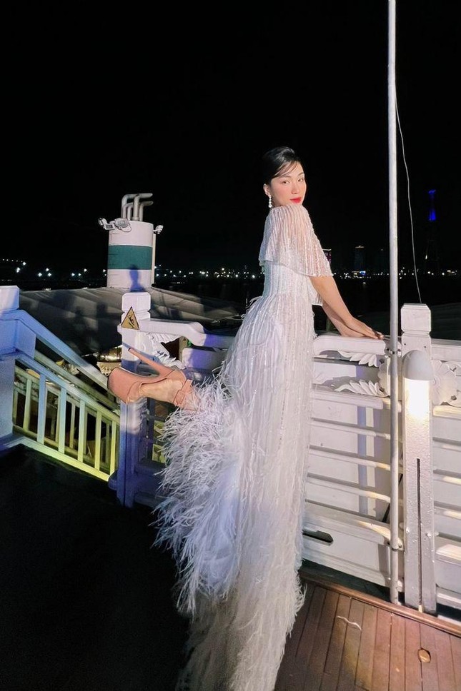 Soi Hòa Minzy, Nhã Phương và dàn mỹ nhân Việt hack chiều cao với giày siêu cao khổng lồ - Ảnh 2.
