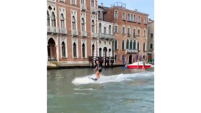 Du khách dính án phạt nặng vì lướt sóng tại kênh đào Venice - Ảnh 1.