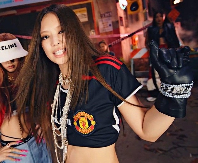 Cùng song rap trong MV Pink Venom, Lisa chuẩn đại sứ thương hiệu, Jennie bị trêu là fan của MU - Ảnh 5.