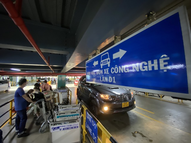Xe công nghệ, taxi chặt chém ở sân bay Tân Sơn Nhất sẽ bị đình chỉ nửa tháng - Ảnh 2.