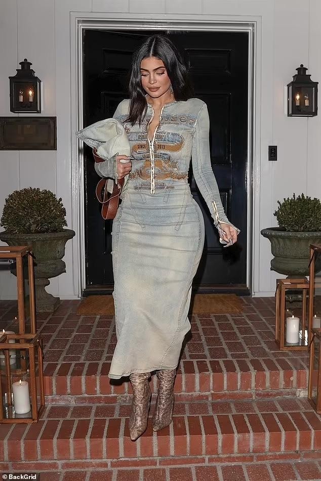 Kim Kardashian mặc bó sát khoe 3 vòng nóng mắt - Ảnh 7.