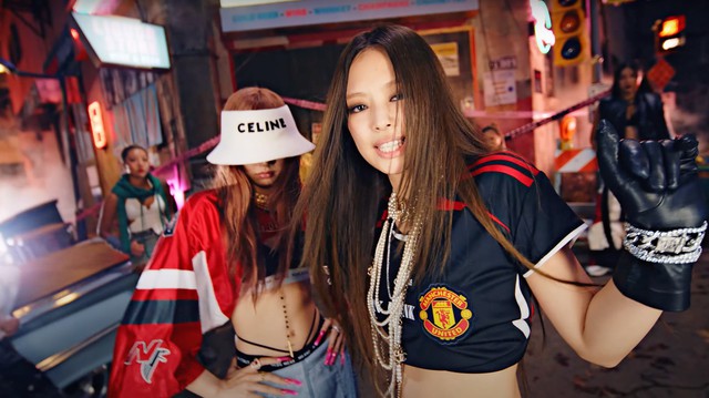 BLACKPINK trong MV mới: Thời trang dẫn đầu xu hướng, Jennie gây bão cực mạnh với áo Manchester United - Ảnh 2.