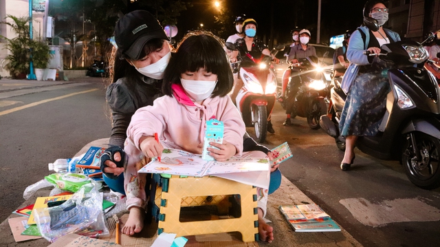 Mẹ dạy con học giữa đường phố: &ldquo;Đứt ruột mới phải đem con đi c&ugrave;ng khi b&aacute;n v&eacute; số&rdquo; - Ảnh 2.