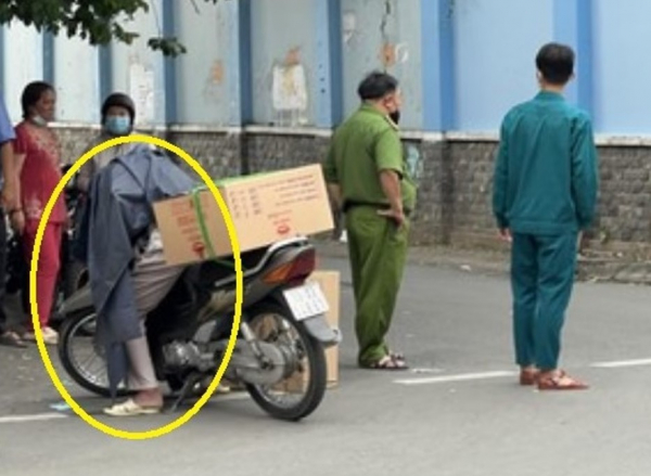 Đang đi giao h&agrave;ng th&igrave; gục giữa đường tử vong - Ảnh 1.