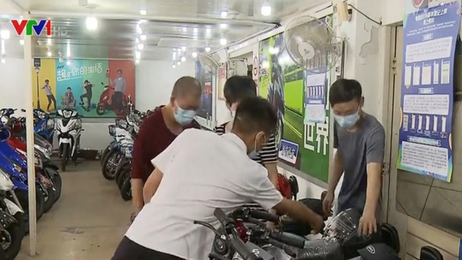Giá xăng tăng cao, người dân Thượng Hải đổ xô mua xe điện - Ảnh 1.