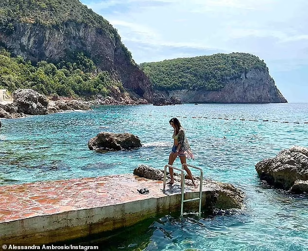 Cựu Thiên thần nội y Alessandra Ambrosio gợi cảm hết nấc ở biển - Ảnh 8.