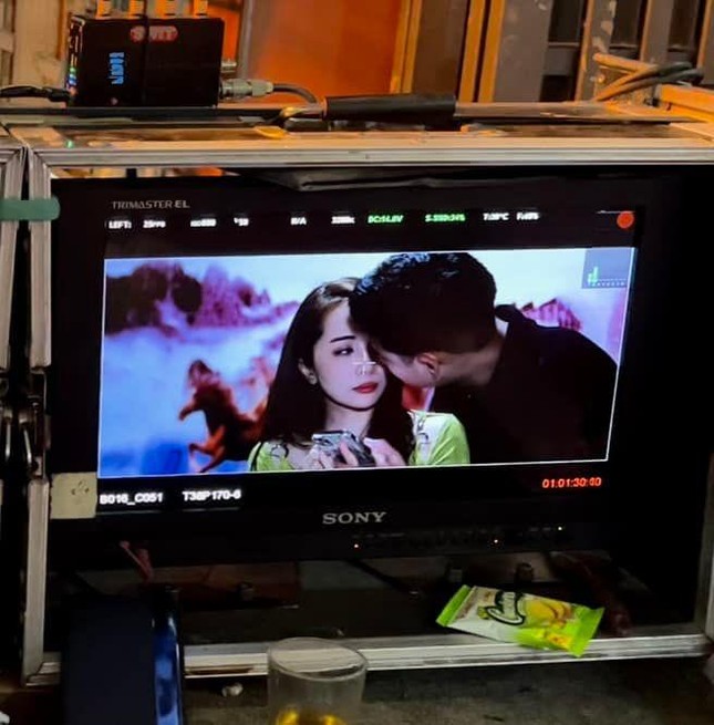Minh Hoàng phải xoa dịu bạn gái vì cảnh hôn “cháy màn hình” với Quỳnh Nga - Ảnh 2.