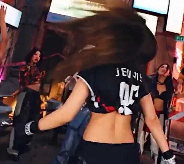 Tại sao Jennie BLACKPINK lại mặc áo Manchester United trong MV mới “Pink Venom”? - Ảnh 2.