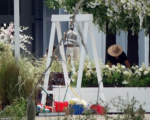Jennifer Lopez mặc váy trắng hôn Ben Affleck trong ngày cưới - Ảnh 9.