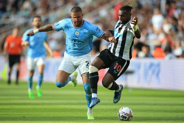 Thoát thua khó tin, Man City vẫn mất ngôi đầu vào tay Arsenal - Ảnh 2.