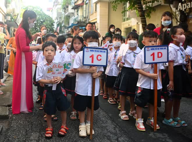 ẢNH học sinh lớp 1 Hà Nội ngày đầu đến trường: Vừa háo hức vừa mếu máo đòi về! - Ảnh 2.