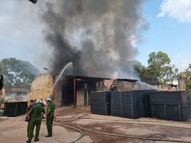 Hà Nội: Cháy lớn tại kho xưởng một công ty ở Ninh Hiệp, các chiến sĩ PCCC nỗ lực dập lửa - Ảnh 1.