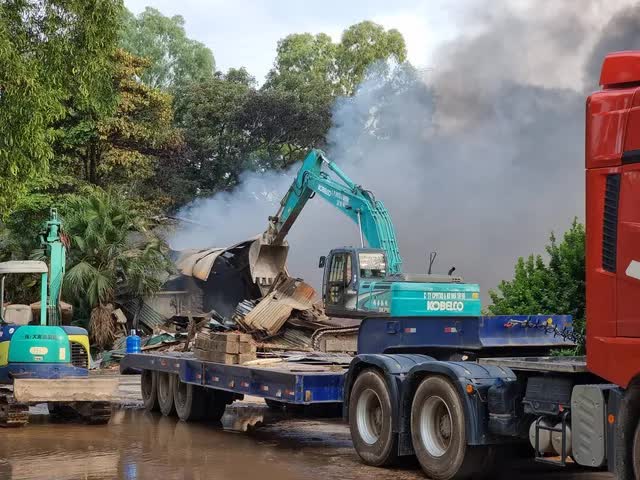 Hà Nội: Cháy lớn tại kho xưởng một công ty ở Ninh Hiệp, các chiến sĩ PCCC nỗ lực dập lửa - Ảnh 3.
