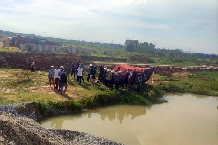 Three students tragically drowned in a construction water hole in Vinh Phuc - Photo 1.