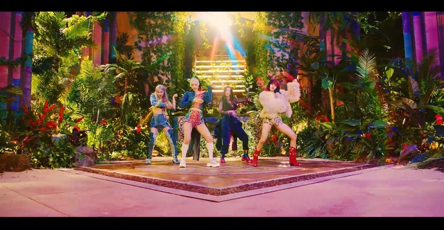 Pink Venom của BLACKPINK: Thước phim tua ngược loạt MV làm nên tên tuổi, Đông - Tây kết hợp không thiếu không thừa - Ảnh 22.