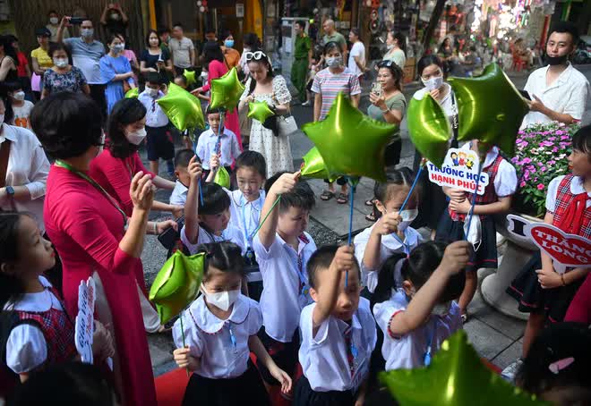 ẢNH học sinh lớp 1 Hà Nội ngày đầu đến trường: Vừa háo hức vừa mếu máo đòi về! - Ảnh 4.