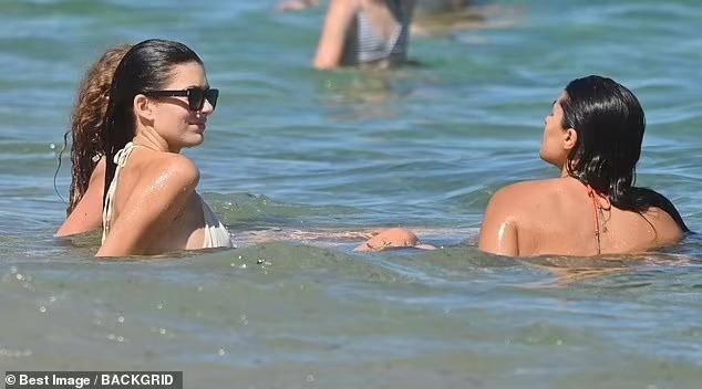 Bạn gái Leonardo DiCaprio diện bikini bé xíu đọ dáng sexy với mẹ ruột - Ảnh 6.