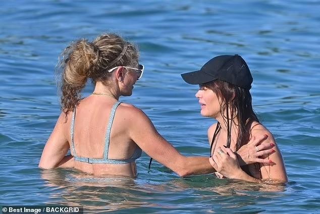 Bạn gái Leonardo DiCaprio diện bikini bé xíu đọ dáng sexy với mẹ ruột - Ảnh 9.