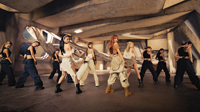 Pink Venom của BLACKPINK: Thước phim tua ngược loạt MV làm nên tên tuổi, Đông - Tây kết hợp không thiếu không thừa - Ảnh 12.