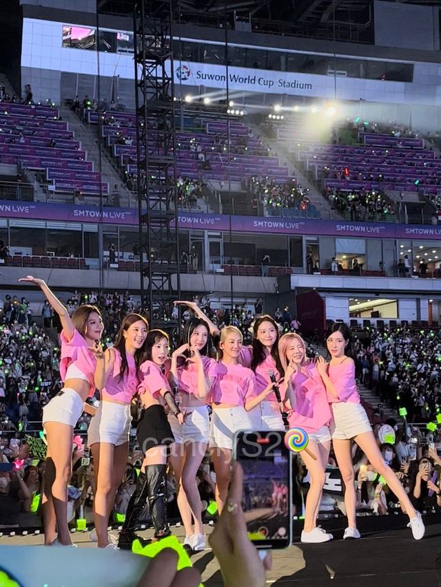 SNSD tại concert nhà SM: Suýt nữa kết màn chỉ có 2 thành viên, em út Seohyun có hành động đặc biệt với đàn chị - Ảnh 1.