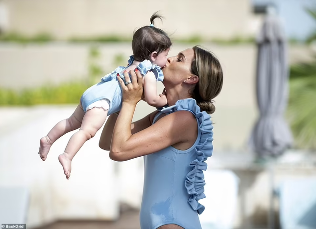 Cựu Hoa hậu Anh Danielle Lloyd khoe dáng gợi cảm sau sinh con thứ 5 - Ảnh 8.