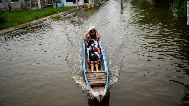 Một ngày sau khi mở cửa, trường học ở miền Bắc Philippines phải đóng cửa trở lại do bão - Ảnh 2.